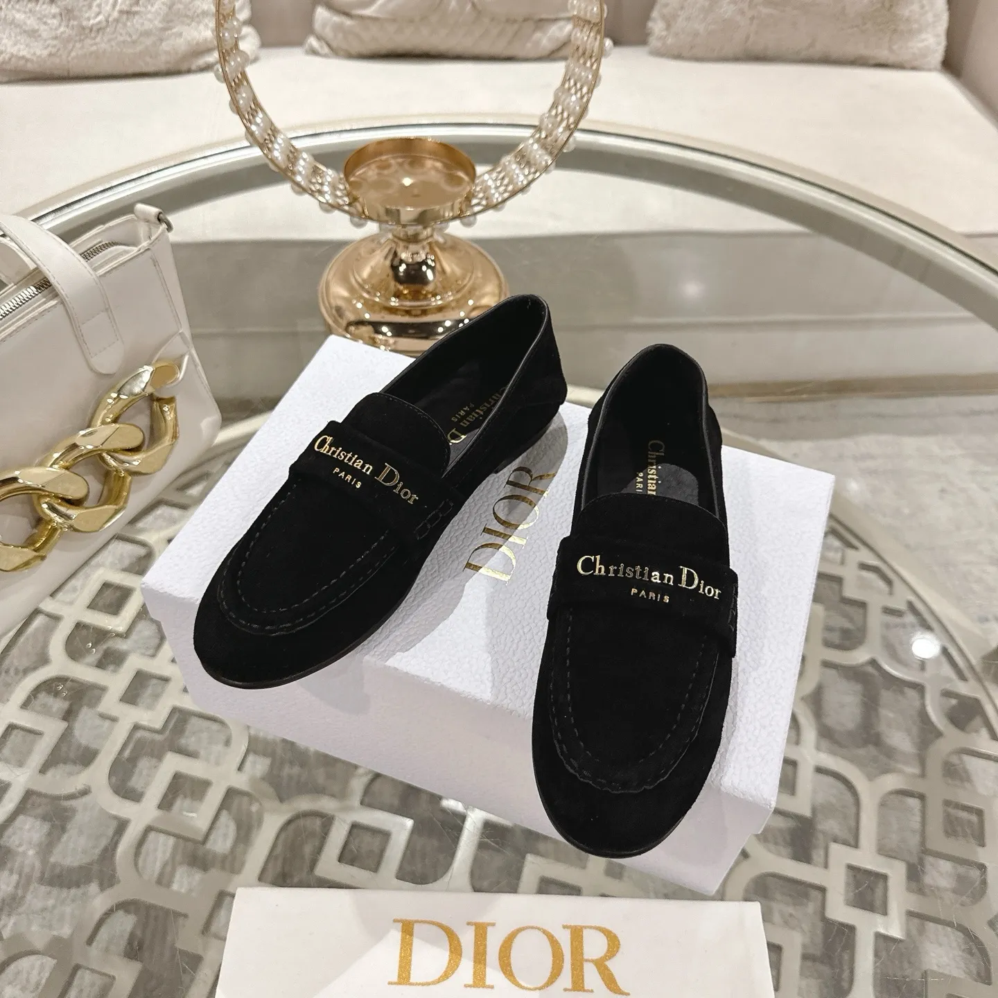 👟👟Ex-factory price 640👟👟 🍸 Dior Dior | 2025 ˢˢD Home 2025 Spring and Summer New Products The latest popular slip-on letter buckle loafers series〰 Original purchase, development and production👍🏻This Dior loafer is carefully made of black glossy cow leather, and the front letter plate is decorated with golden tone Christian Dior Paris logo. Paired with a leather-injected outsole, it adds classic style to any casual look. Upper: original cowhide/cow suede, lining: cowhide, outsole: injection molded leather outsole imported from Italy, heel height: 1cm, size: 35-42 (customized at 40.41.42)